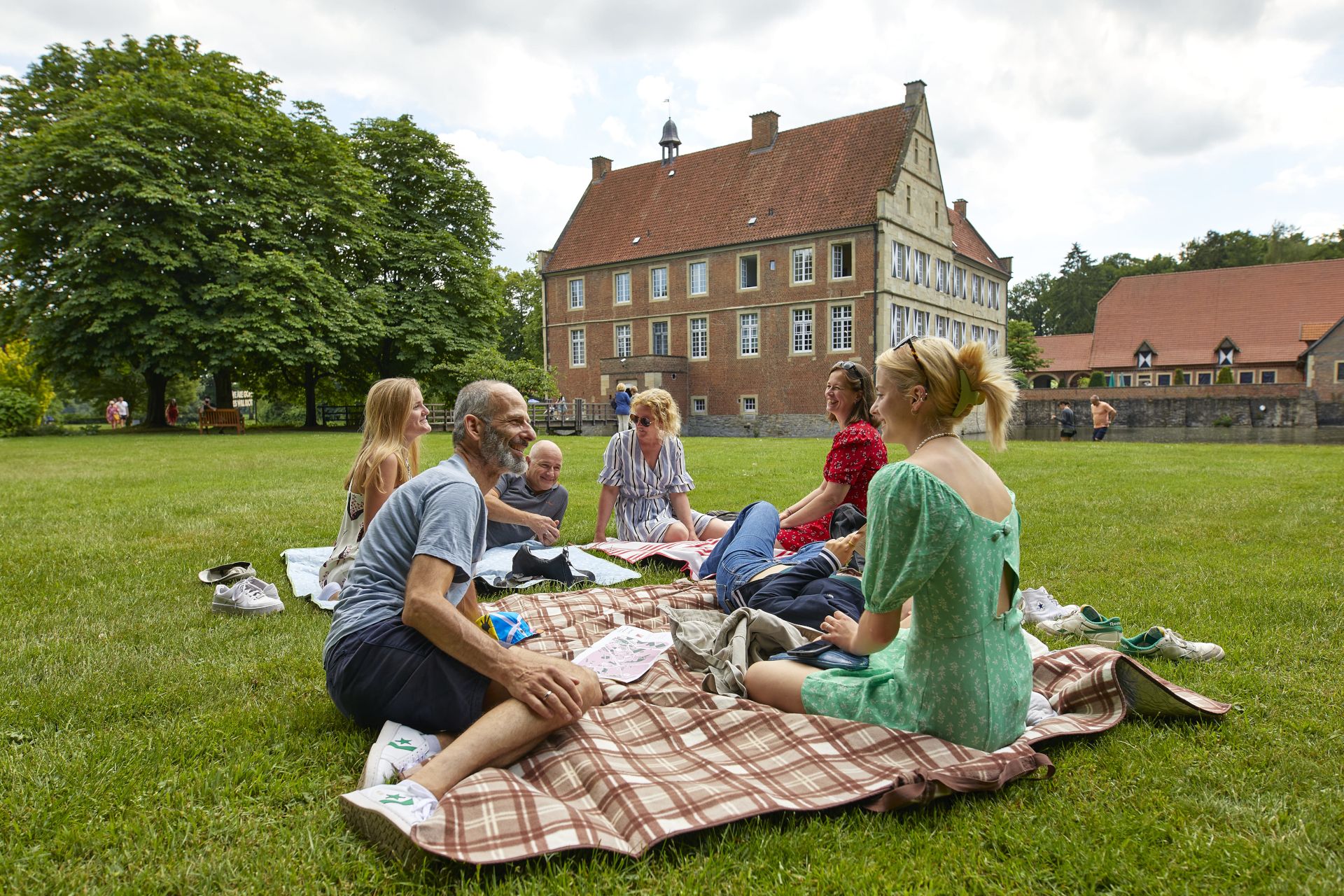 Picknicken kan op de vele groene plekken rond de historische gebouwen in het Münsterland