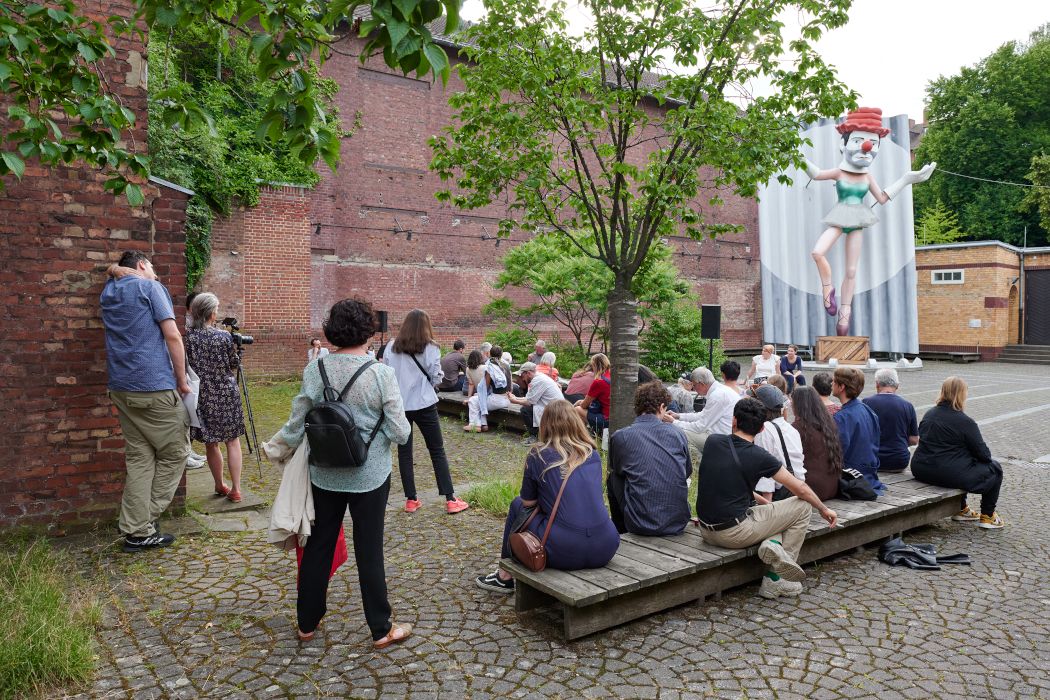 Lezing door Karl Holmqvist ter gelegenheid van het festival Cold Summer door Keren Cytter