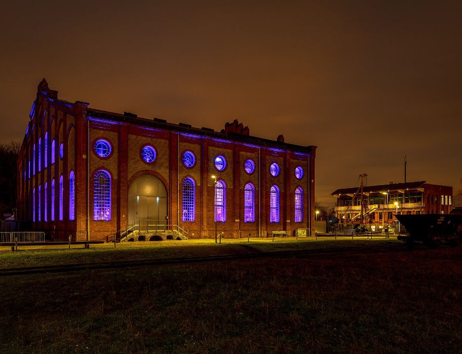 Het Energeticon in Alsdorf schittert 's avonds in blauw licht