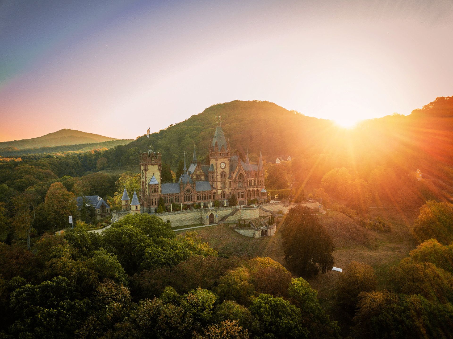 Kasteel Drachenburg biedt pure Rijnromantiek in het natuurpark Siebengebirge