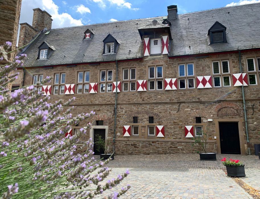 De binnenplaats van het kasteel met zijn raamgevel is de eerste plek om het complex en zijn geschiedenis te benaderen