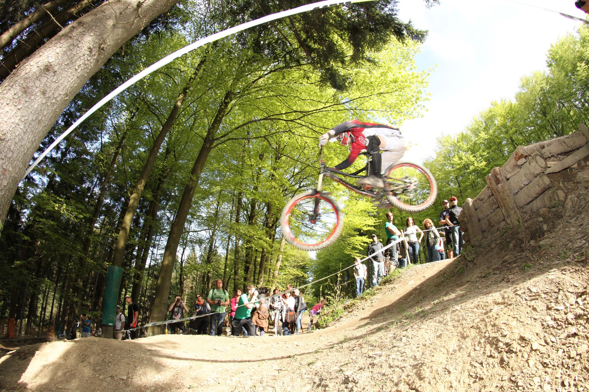 Sportfans vergapen zich aan de rijkunsten van de professionele wielrenners langs de kant van de weg tijdens de iXS Dirt Masters