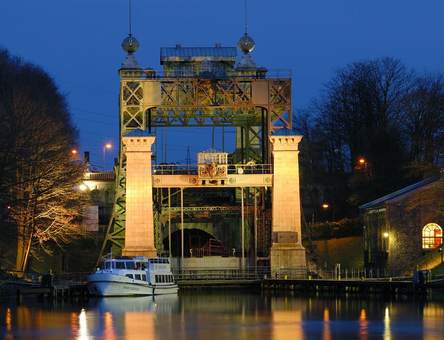 s Avonds wordt het historische industriegebouw van de scheepslift LWL Henrichenburg helder verlicht