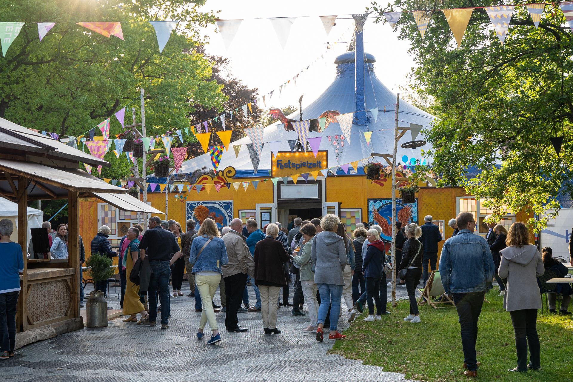 De festivaltent ontwikkelt zich in de loop van het festival tot een levendige ontmoetingsplaats