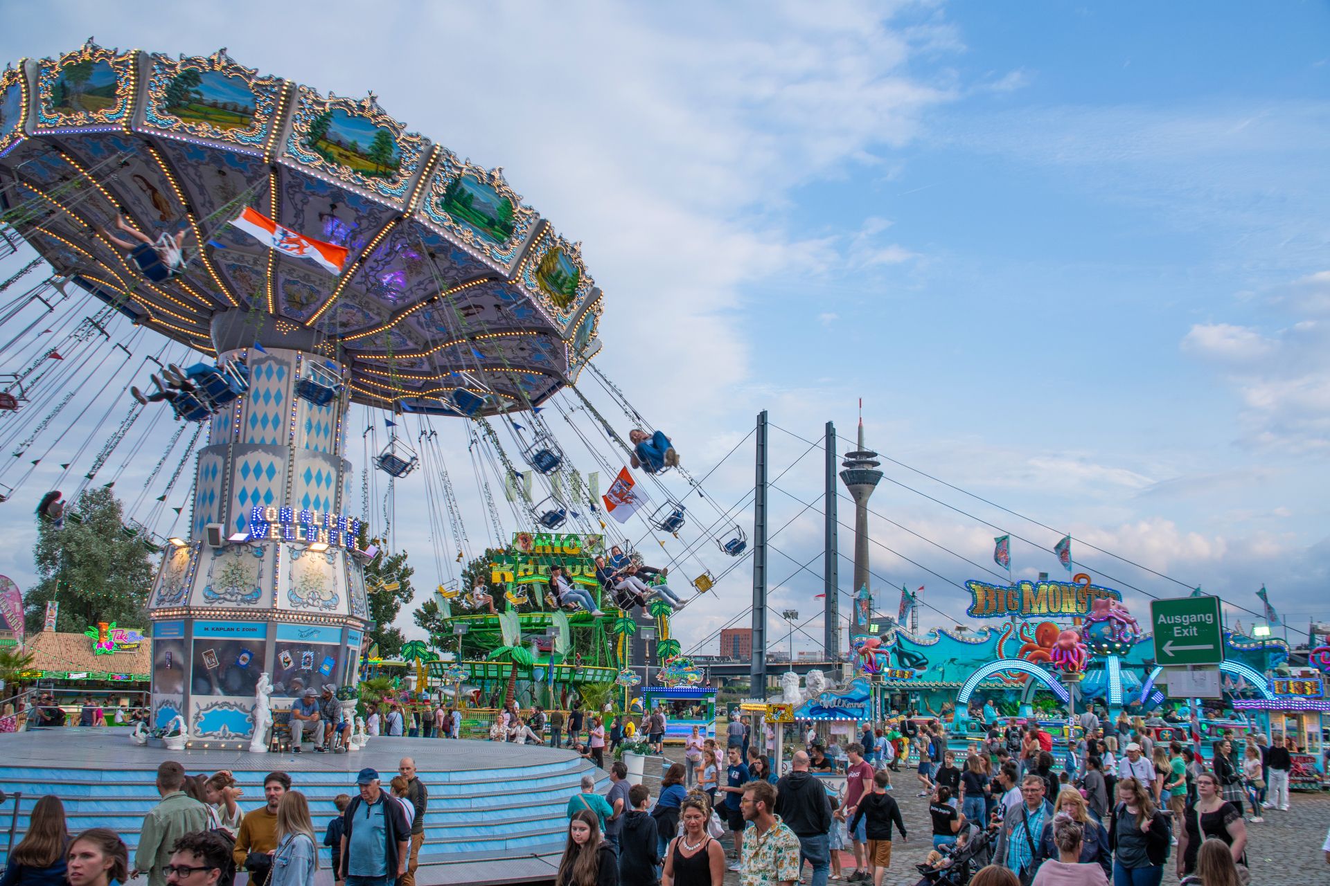 Meer dan 300 showmannen uit Duitsland en het buitenland presenteren een kleurrijke selectie attracties op het 165.000 vierkante meter grote beursterrein.