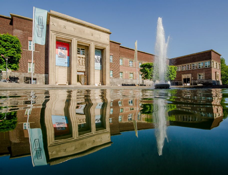 Het Kunstpalast maakt indruk met zijn architectuur en centrale ligging. Het bevindt zich op de Ehrenhof in Düsseldorf.