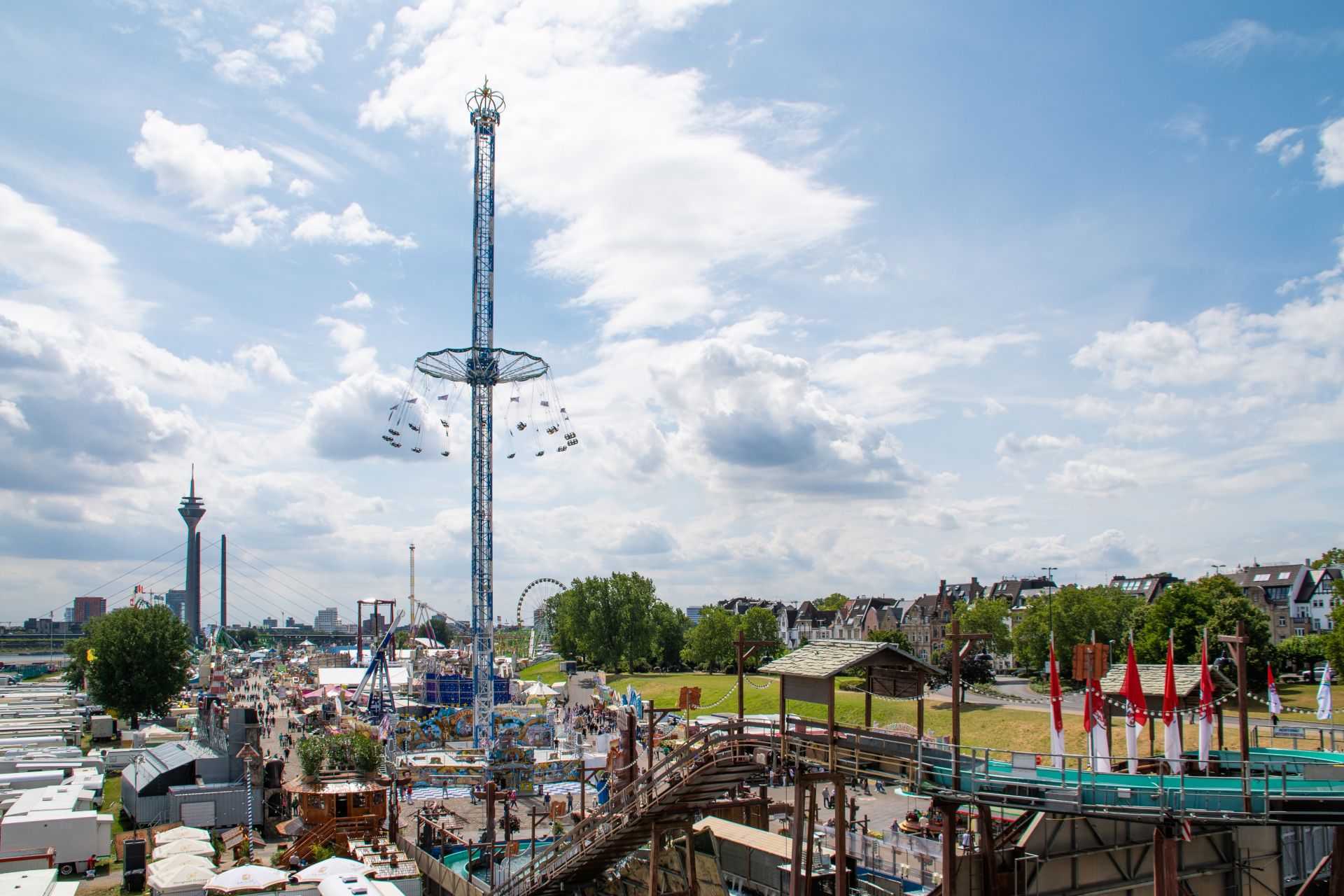 De attracties in de Rheinkirmes Düsseldorf variëren van de achtbaan tot de kettingcarrousel en het reuzenrad.