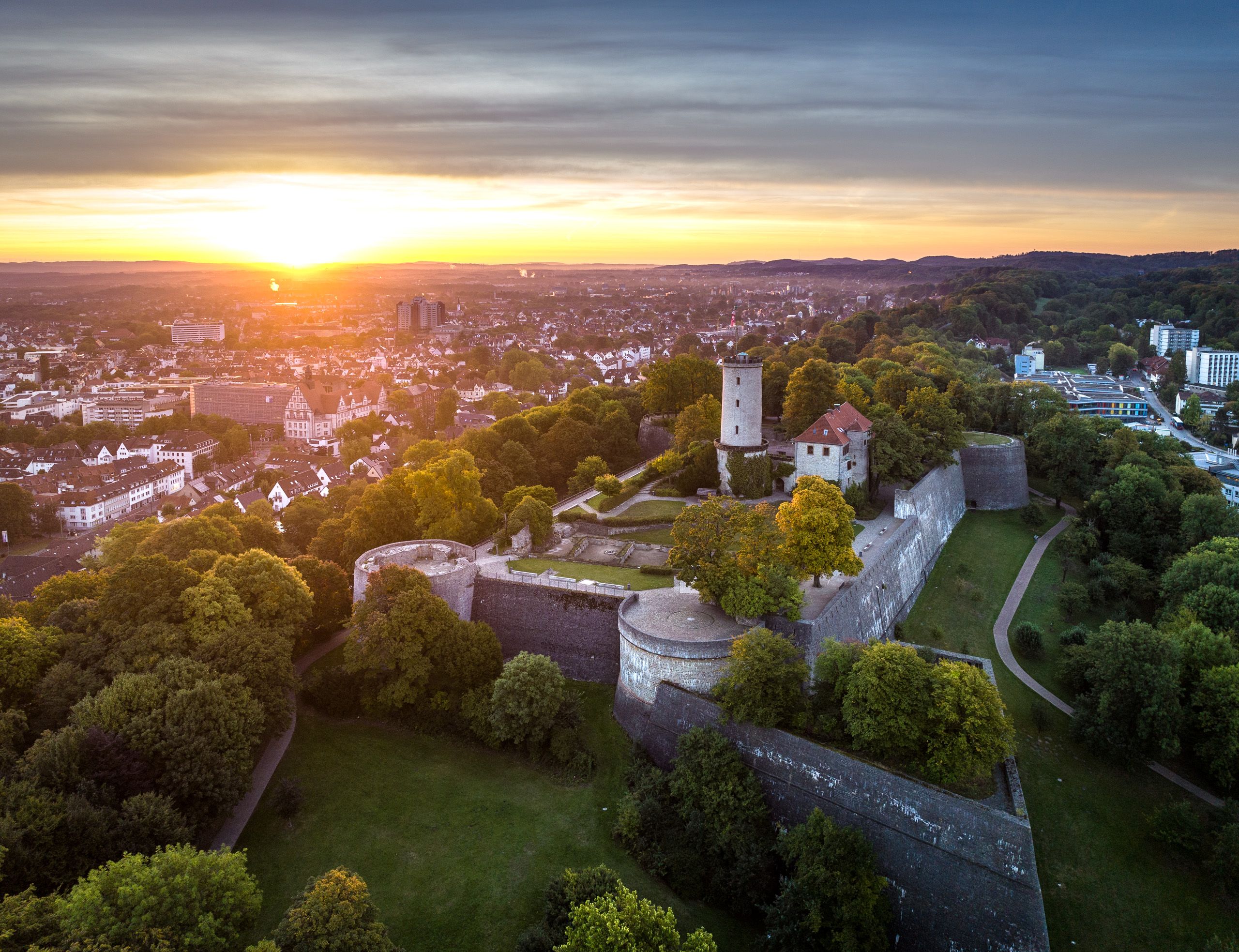 Kasteel Sparrenburg torent hoog boven Bielefeld uit en biedt een prachtig uitzicht op het Teutoburger Woud