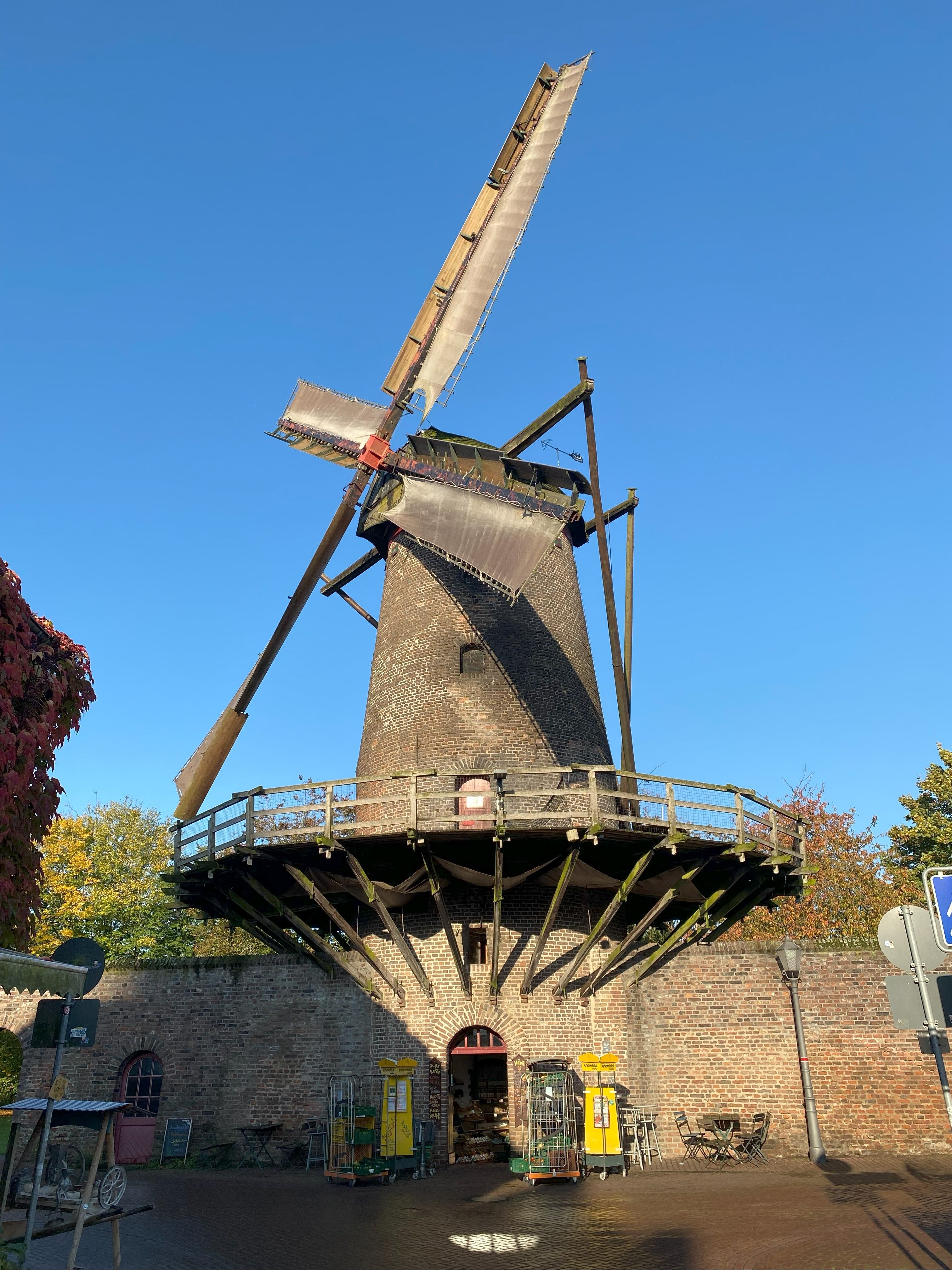 Mühle vor blauem Himmel