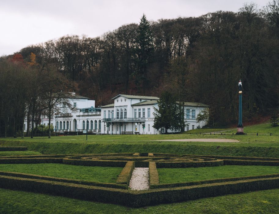 De baroktuinen van het voormalige kuuroord nodigen uit tot een wandeling