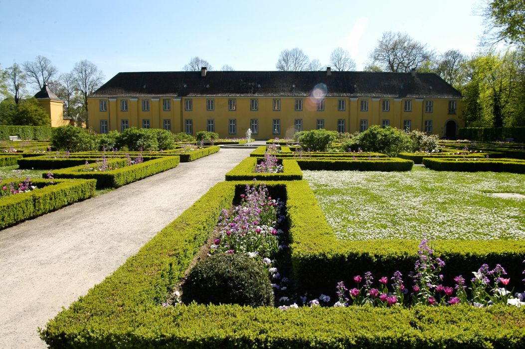 In de zomer bloeit er een grote verscheidenheid aan bloemen in de parterre bij de Orangerie