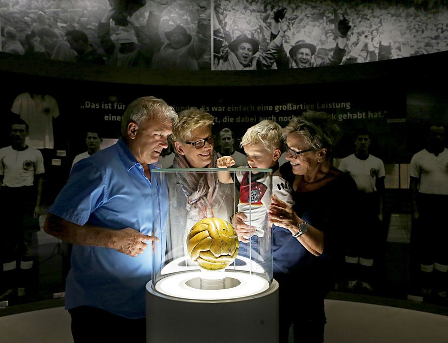 In het Duitse voetbalmuseum in Dortmund kunnen jong en oud zich vergapen aan tentoonstellingsstukken uit de voetbalgeschiedenis. De wedstrijdbal van 4 juli 1954, de wedstrijd die bekend staat als het Wonder van Bern, wordt ook tentoongesteld.