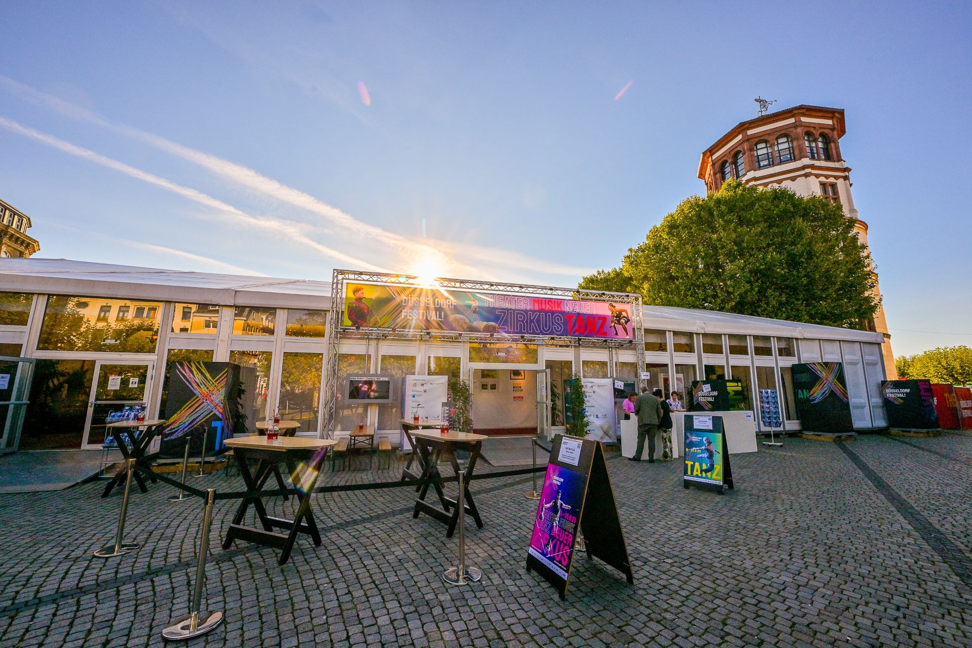 De grote theatertent van het Düsseldorf Festival staat op Burgplatz