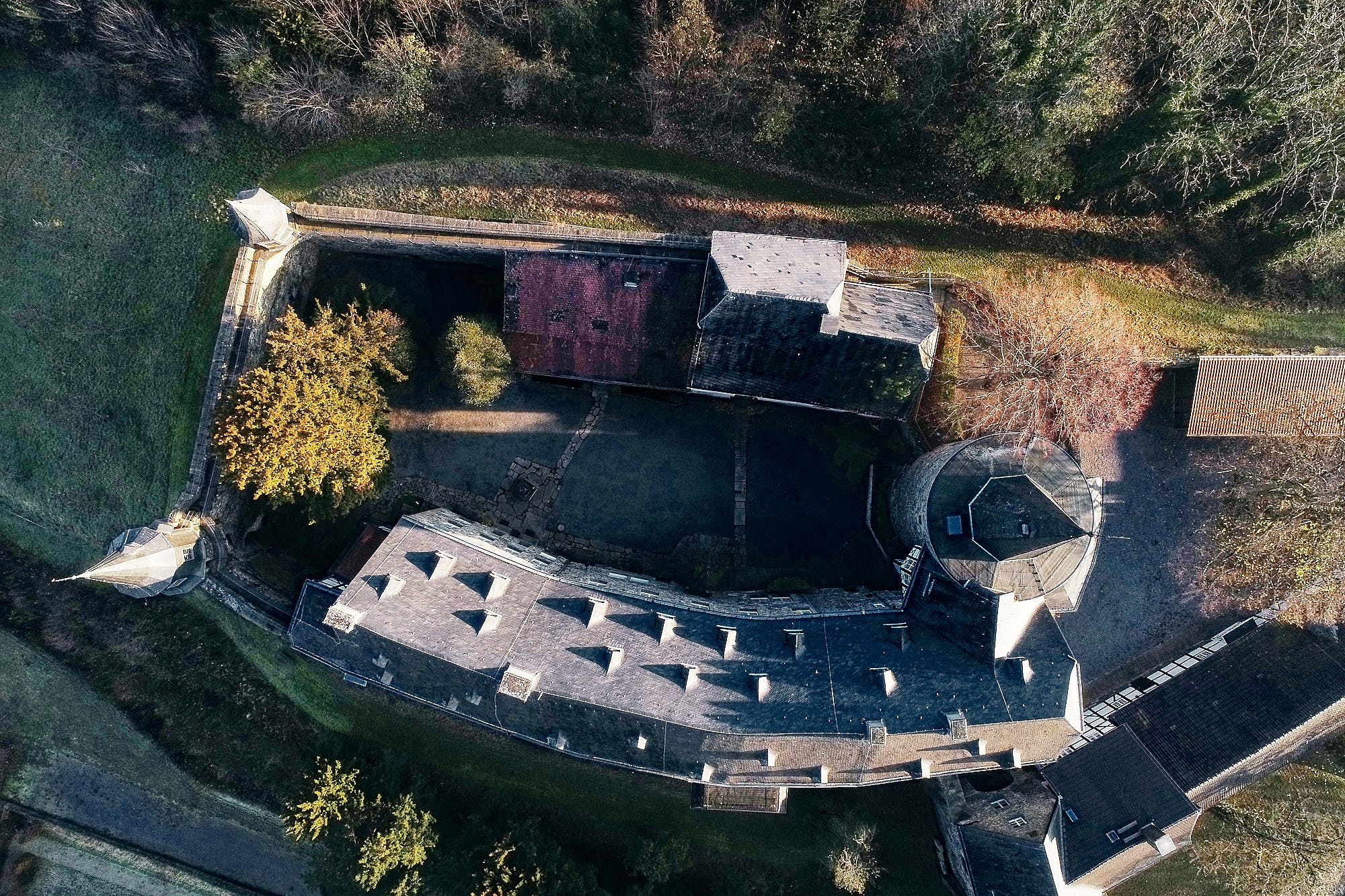 Kantelen van kasteel Hohenlimburg met donjon vanuit vogelperspectief