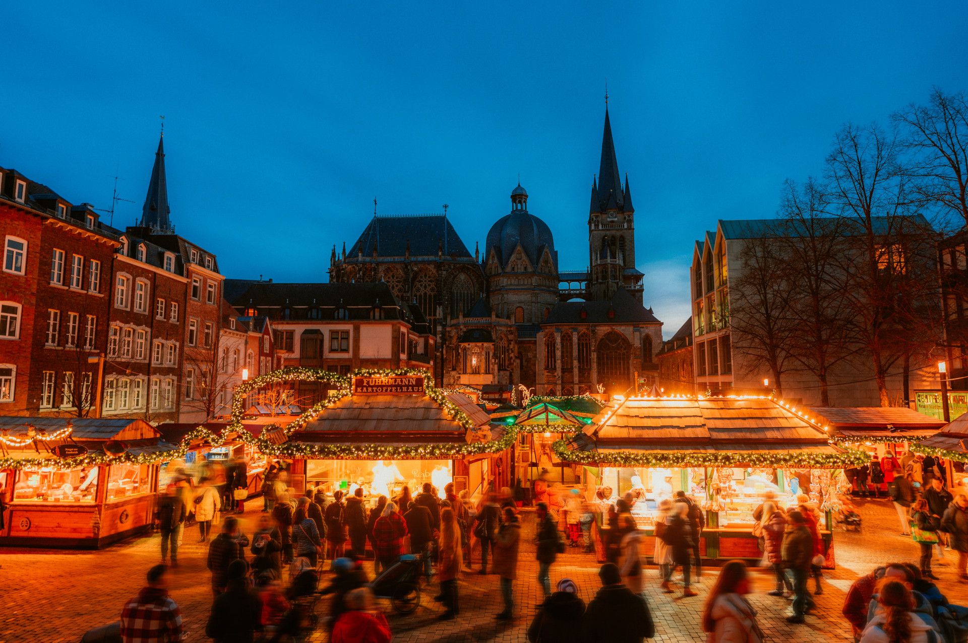 Aachener Weihnachtsmarkt mit Domblick