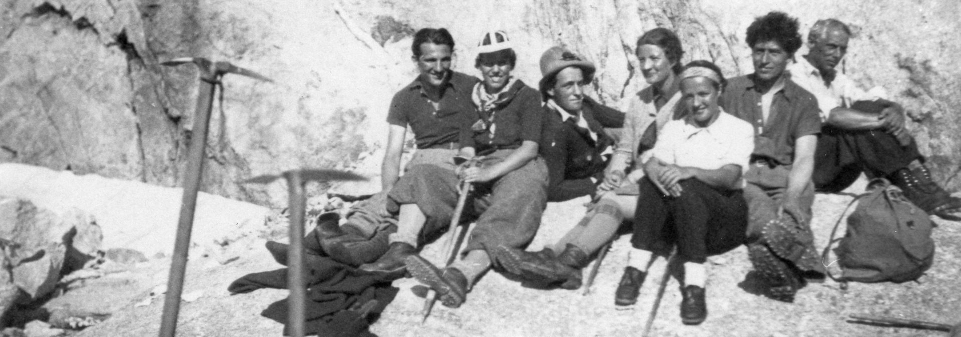 Luciano, Odette, Diego Giacometti, Bianca, Ada, Alberto Giacometti en Max Ernst in de Forno hut, 1935