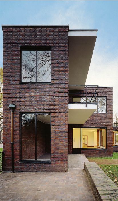 Sinds 1955 staat Haus Lange bekend als een plek waar hedendaagse, experimentele kunst en architectuur samenkomen.