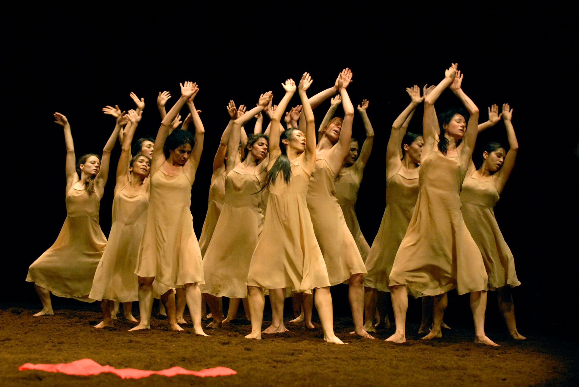 De voorjaarsopera van Pina Bausch in Sadlers Wells, Londen, foto Robbie Jack