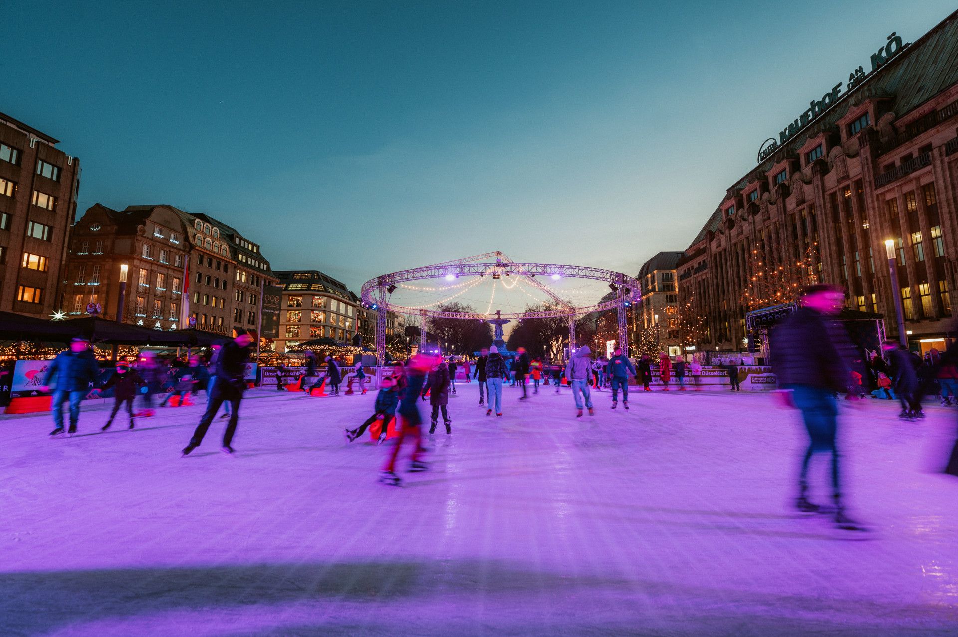 Op de kerstmarkt van Düsseldorf biedt "Kö on ice" schaatsplezier op het Corneliusplatz.