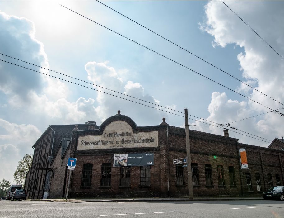 Een groot bord aan de buitenkant geeft de voormalige functie aan van het huidige LVR Industrial Museum