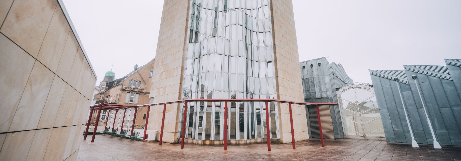 Het museumgebouw van het Museum Abteiberg is een van de eerste in de postmoderne stijl.