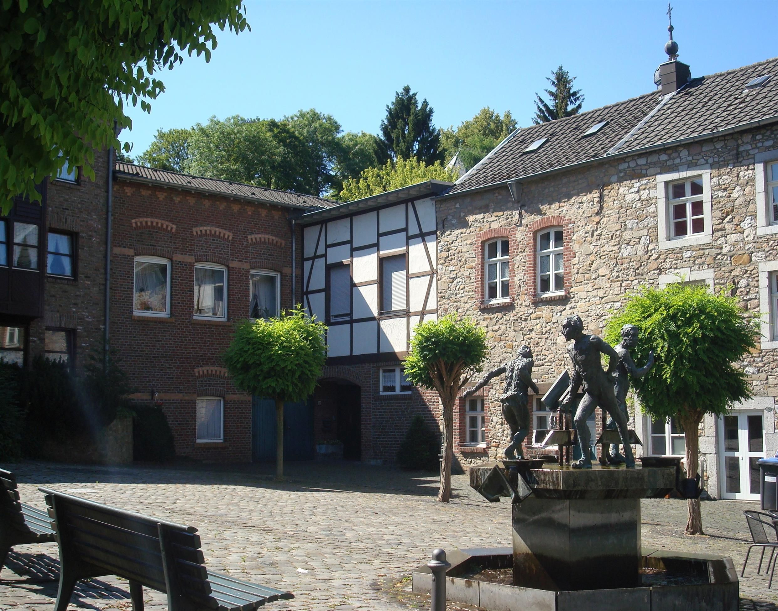 Marktplein met fontein en historische huizen