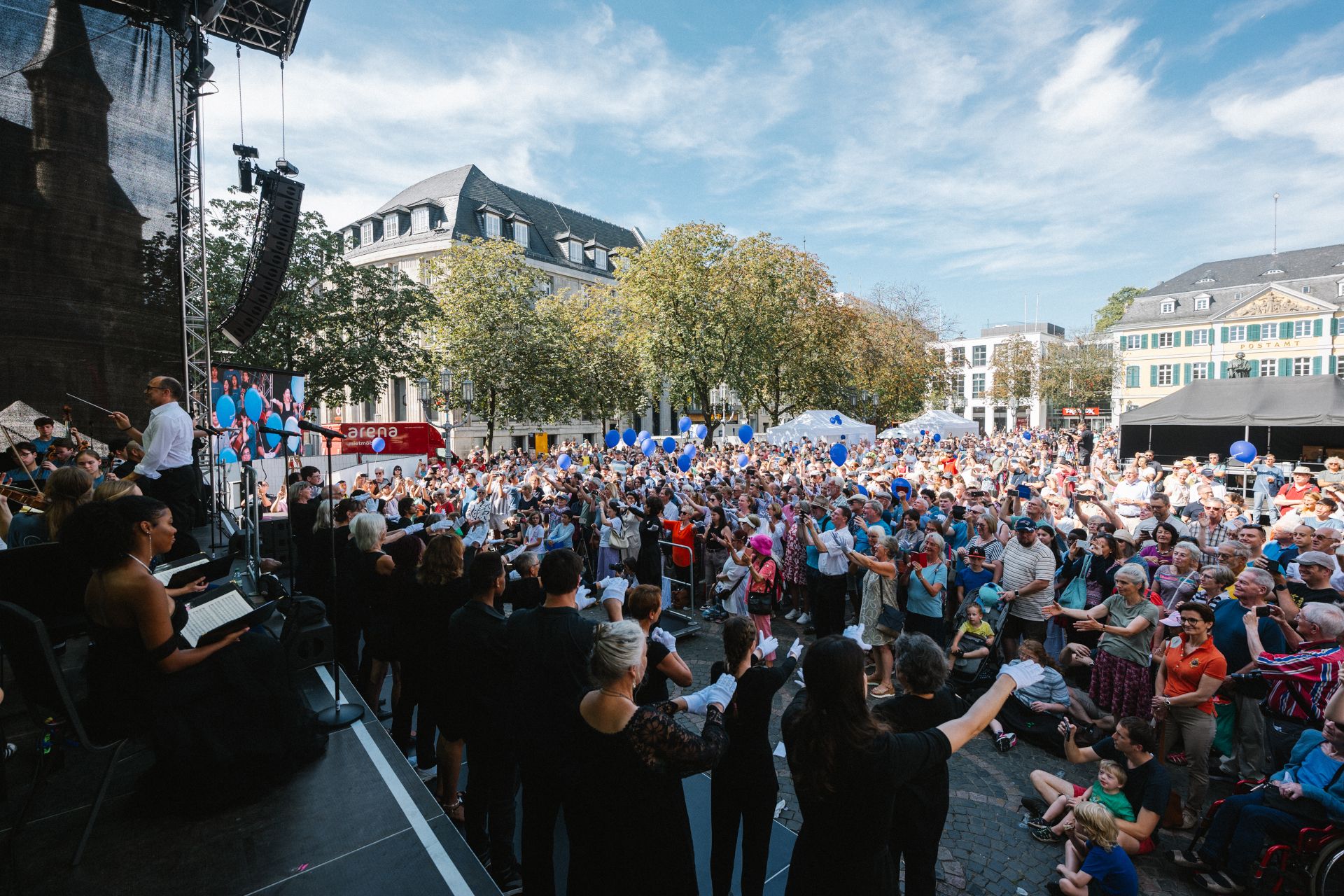 Tijdens de openingsceremonie van het Beethovenfest 2024, met als titel "Maak het podium vrij voor Beethoven", werd de "Ode aan de vreugde" gespeeld op Münsterplatz.