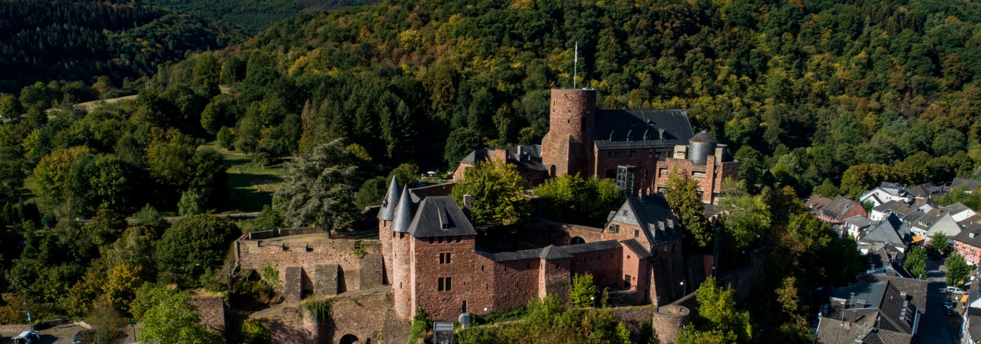 In het middeleeuwse kasteel van Hengebach is sinds 2009 de internationale kunstacademie Heimbach gevestigd.