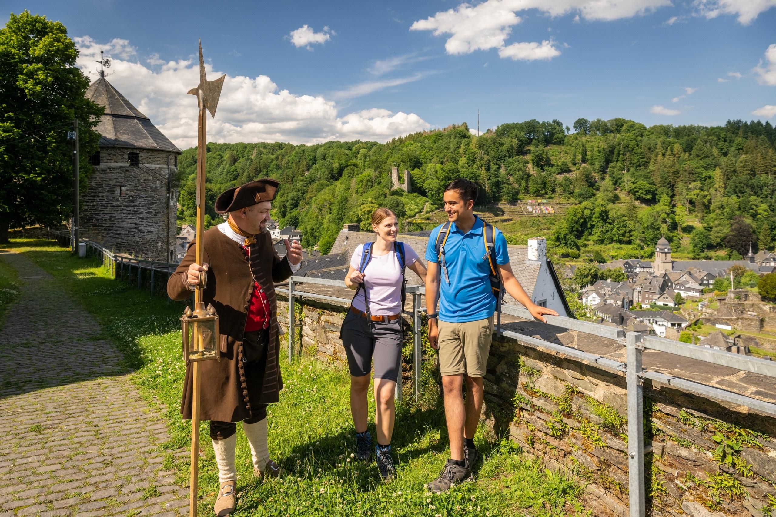 Gasten kunnen deelnemen aan rondleidingen over het terrein van Kasteel Monschau