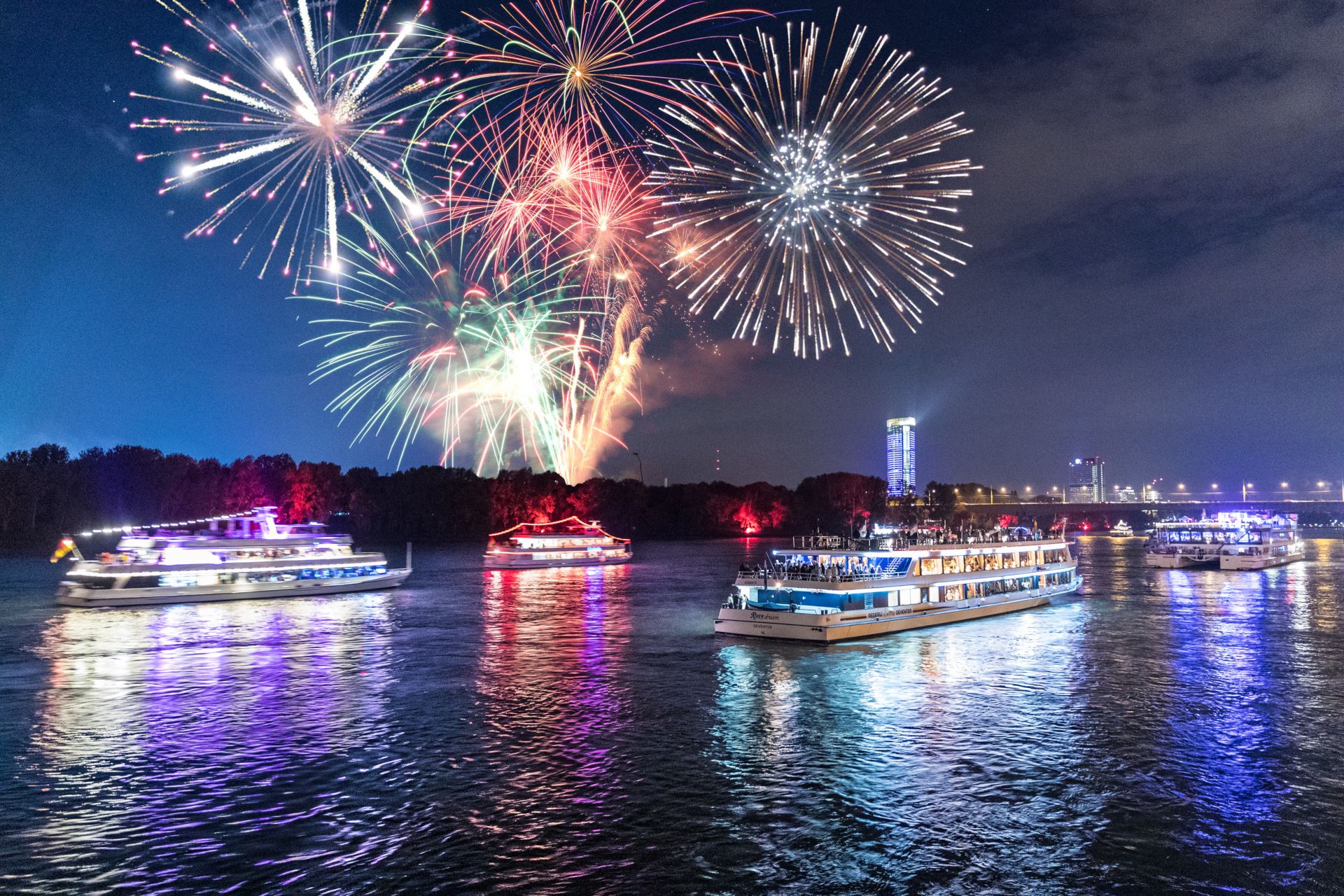 Elk jaar op de eerste zaterdag in mei staat de Rijn tussen Bonn en Linz in lichterlaaie.