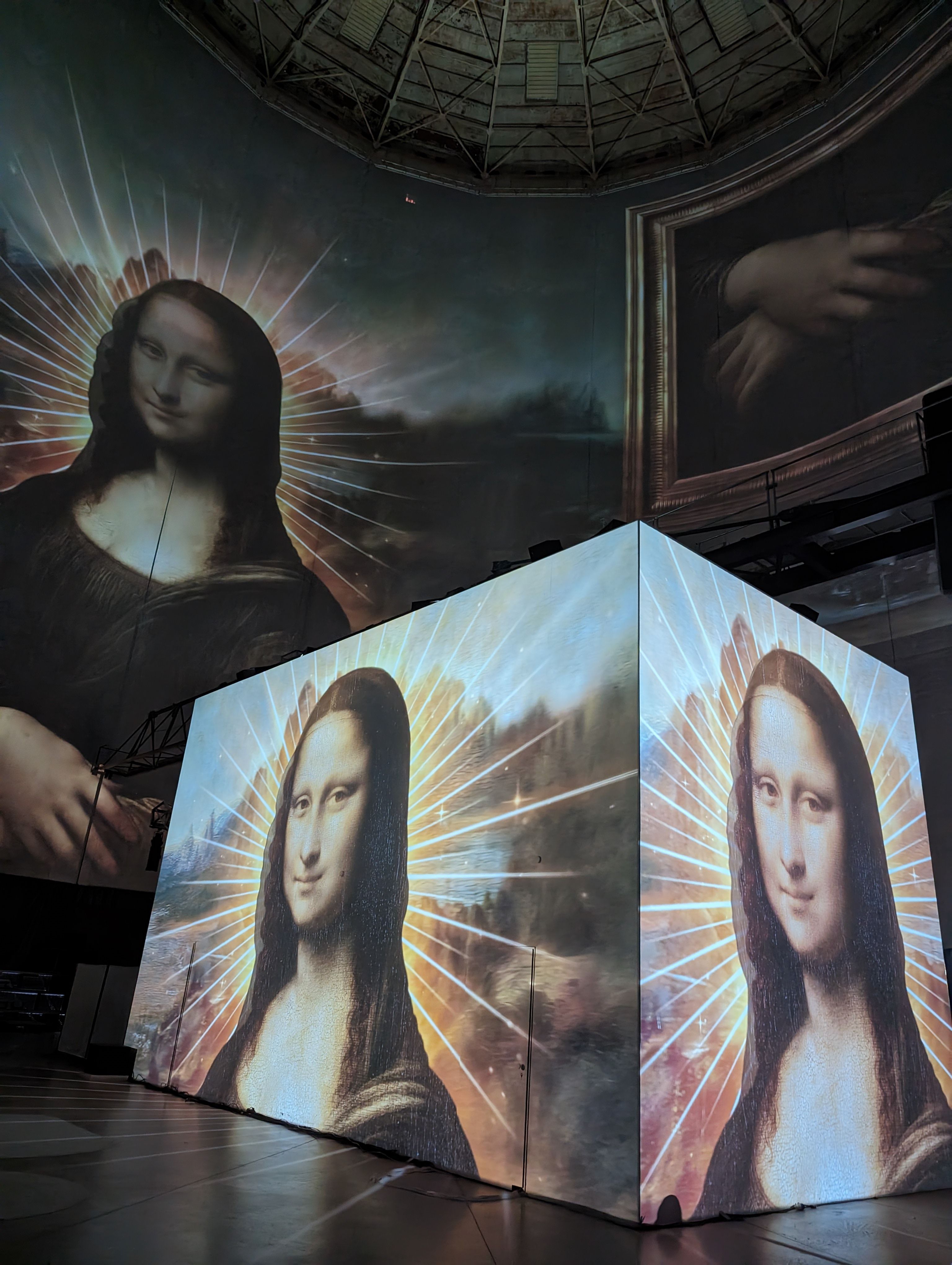 De Mona Lisa is Da Vinci's beroemdste werk. Ze verschijnt aan gasten in de meeslepende show