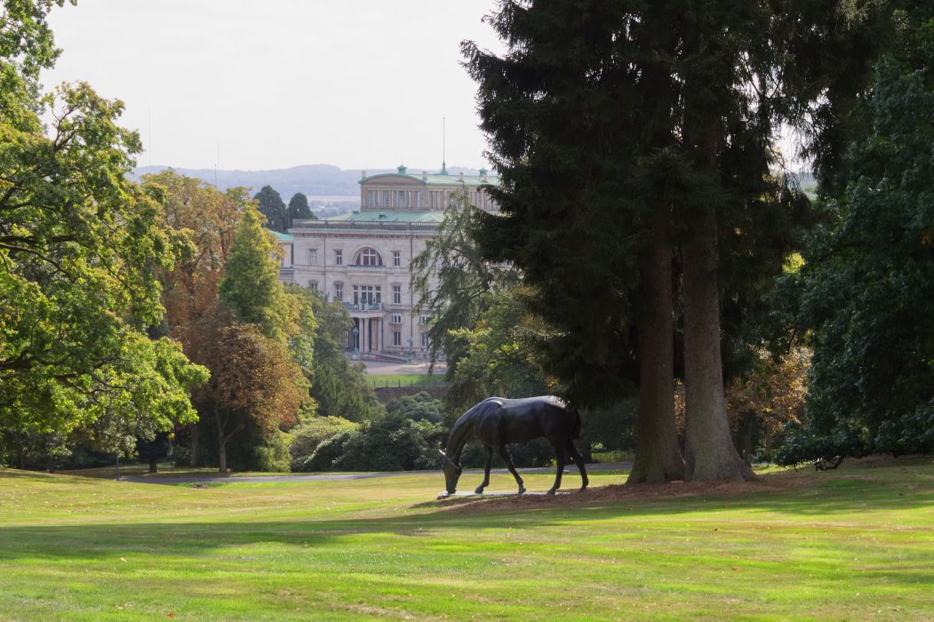 Villa Hügel met sculptuur van Albert Hinrich Hußmann, brons, ca. 1914