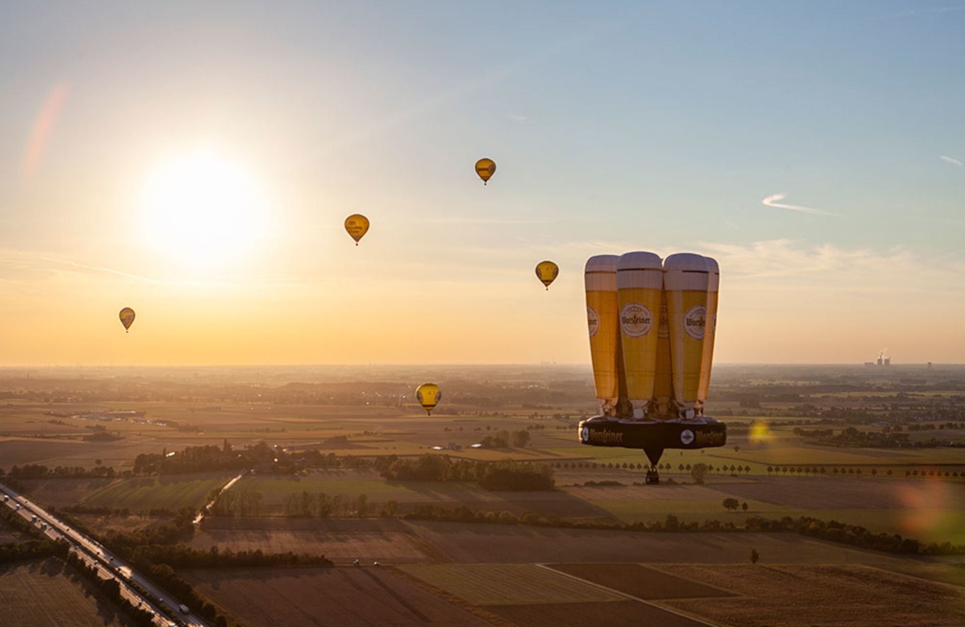 Een ballon in de vorm van typische Warsteiner bierglazen vliegt ook op grote hoogte.