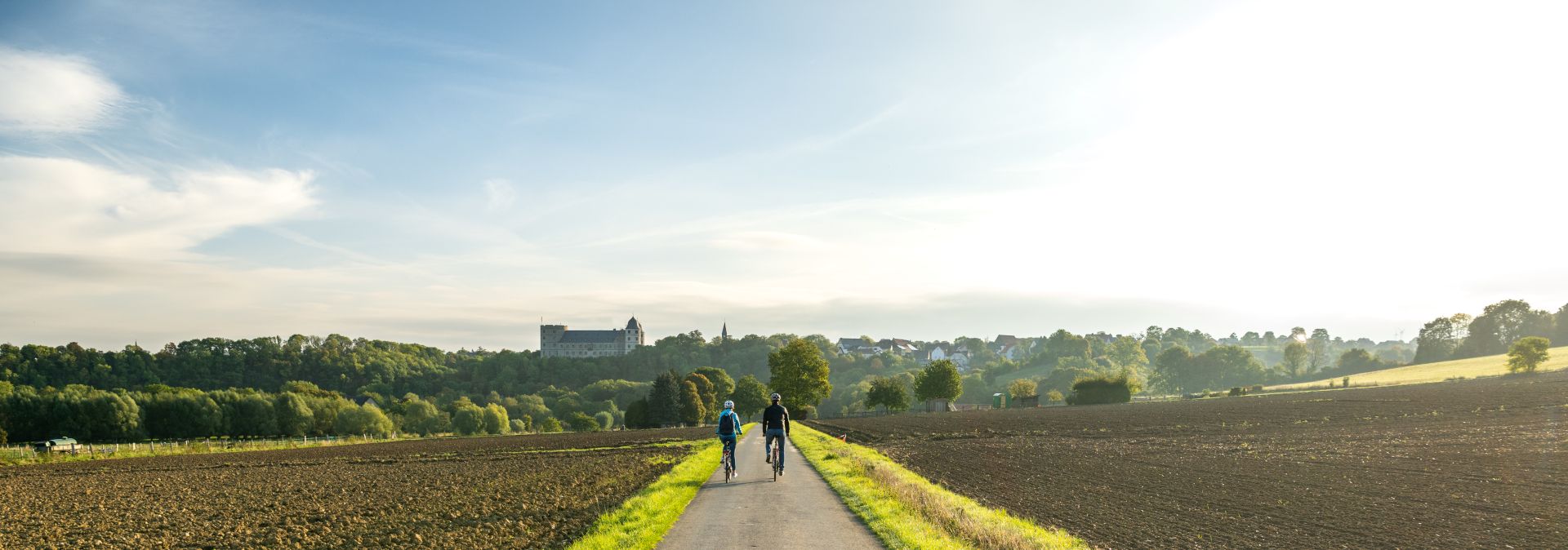 Kasteel Wewelsburg is gemakkelijk per fiets te bereiken. Fietspaden leiden rechtstreeks naar de attractie in het Teutoburger Woud.