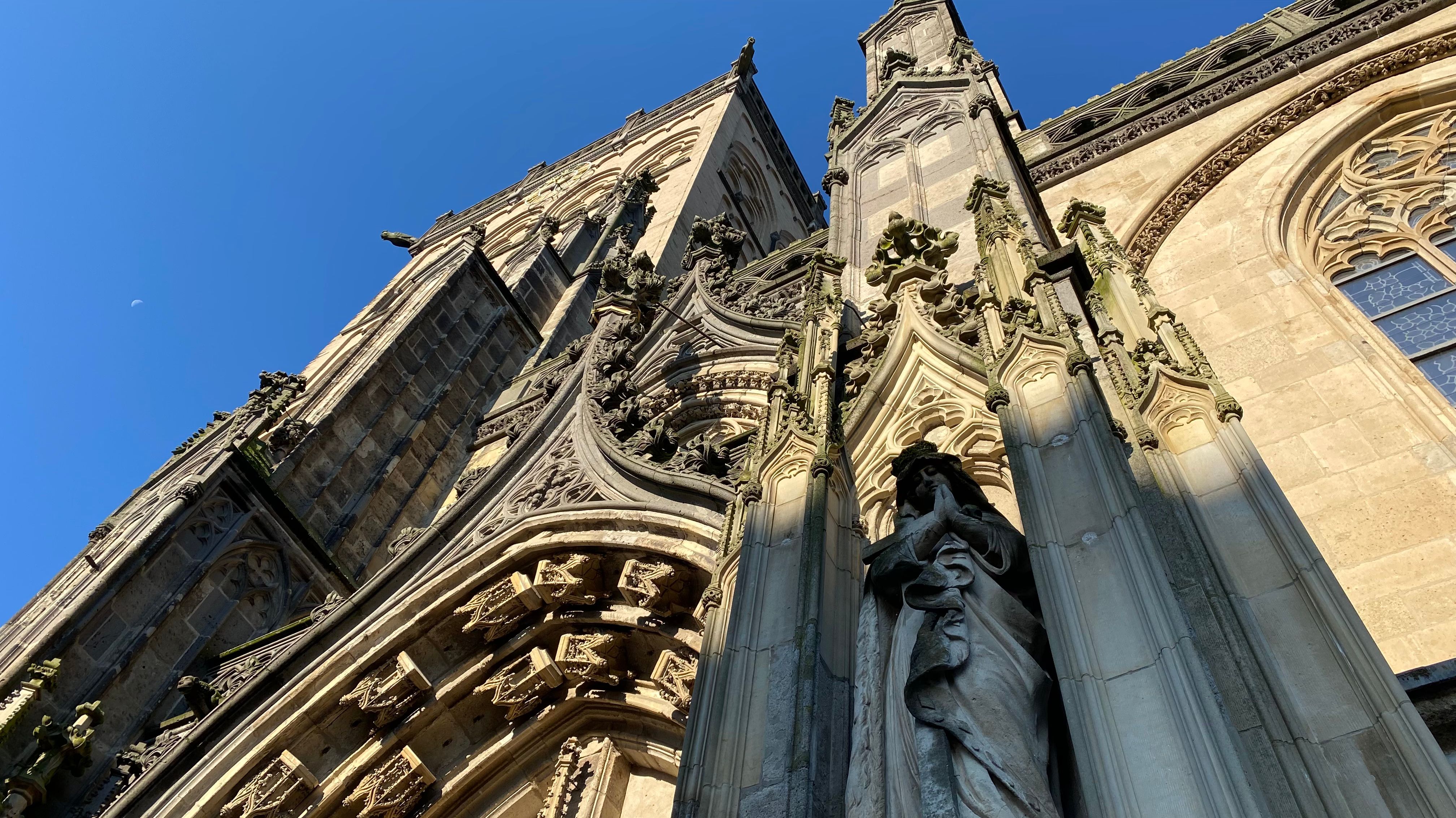 An der Fassade des Doms nach oben in den Himmel geschaut