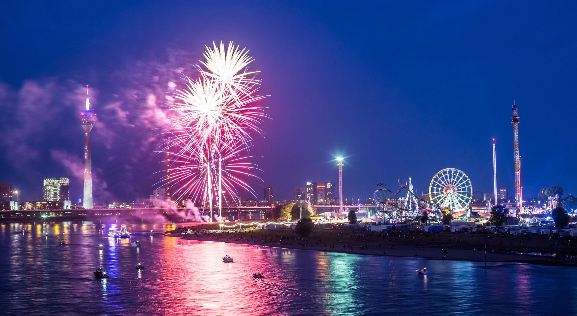 Raketten verlichten de oevers van de Rijn. Het vuurwerk is elk jaar een van de hoogtepunten van de Rijnfair in Düsseldorf.