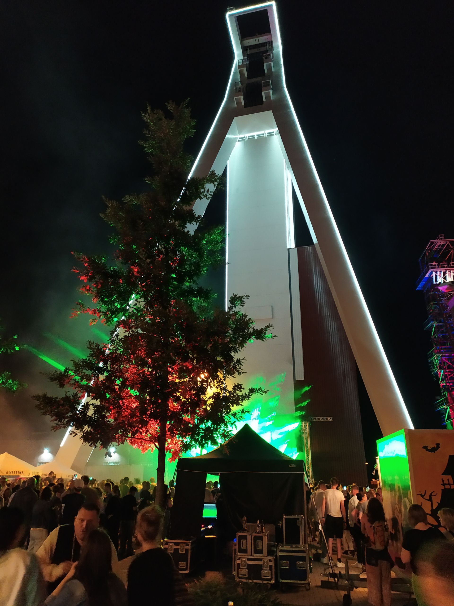 Sommige Extra Shifts-locaties bieden gasten muziek en lichtkunst. In de kolenmijn Schlägel und Eisen bijvoorbeeld, draaide tijdens een vorige editie een DJ en baadden spotlights historische industriële gebouwen in felle kleuren.