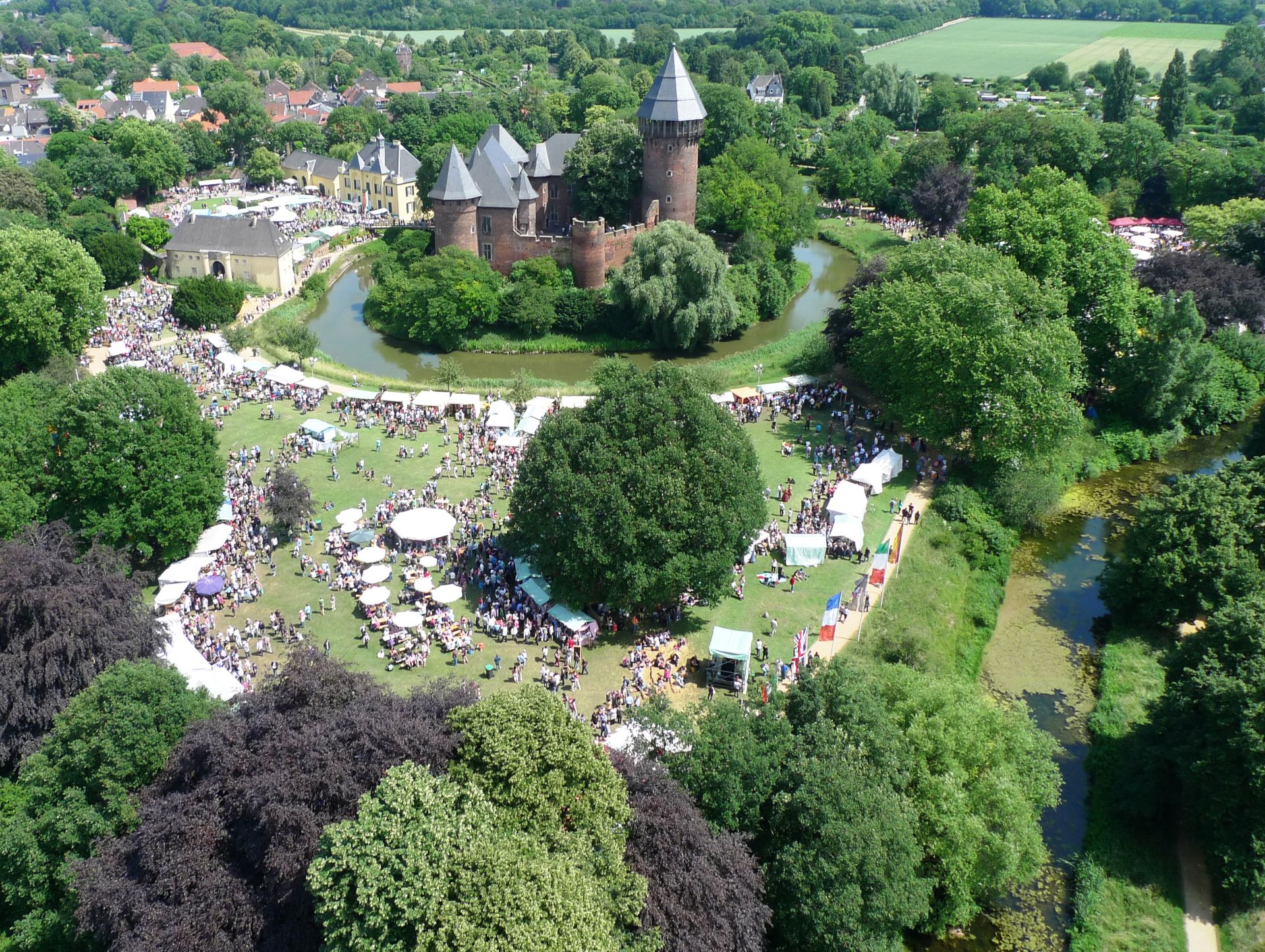 Jaarlijks komen zo'n 45.000 bezoekers naar de Flachsmarkt in Krefeld