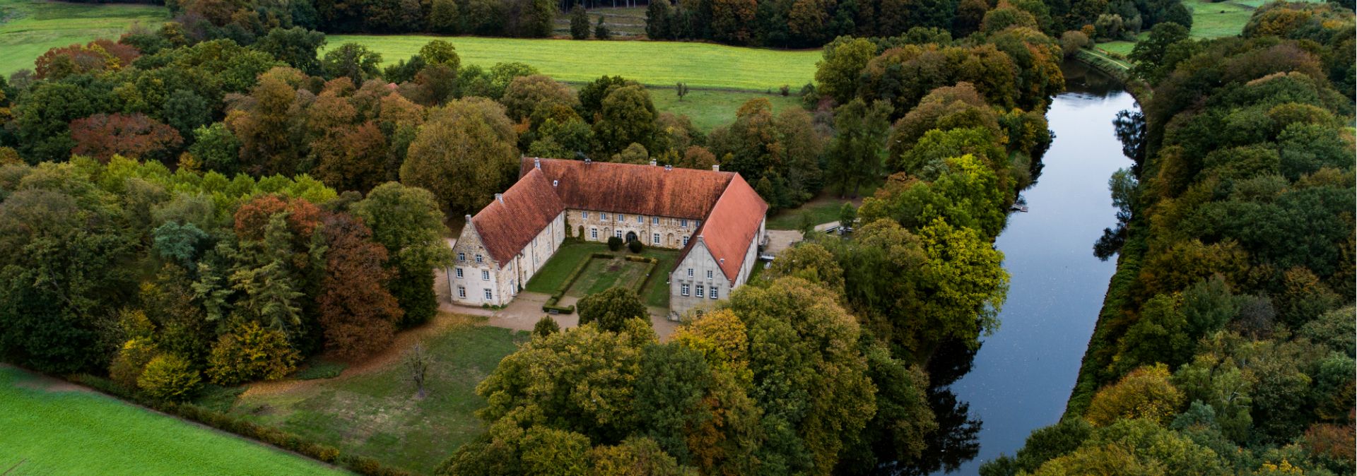 Het kloostercomplex in Rheine in Münsterland direct aan de oever van de rivier de Ems