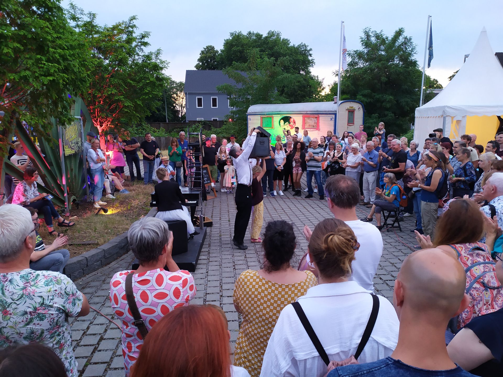 Toneelkunstenaars uit verschillende disciplines treden op tijdens ExtraSchicht. Het publiek werd al betoverd door acrobaten en goochelaars in de Eloria Erlebnisfabrik in Bottrop.