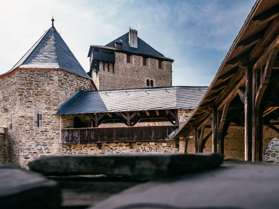 Vanaf het noordelijke terras hebben gasten een prachtig uitzicht op de historische muren van Burg Castle