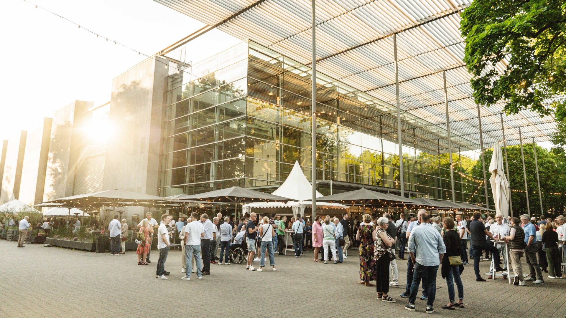 Het voorplein van het Ruhrfestspielhaus is gevuld met mensen tijdens evenementen