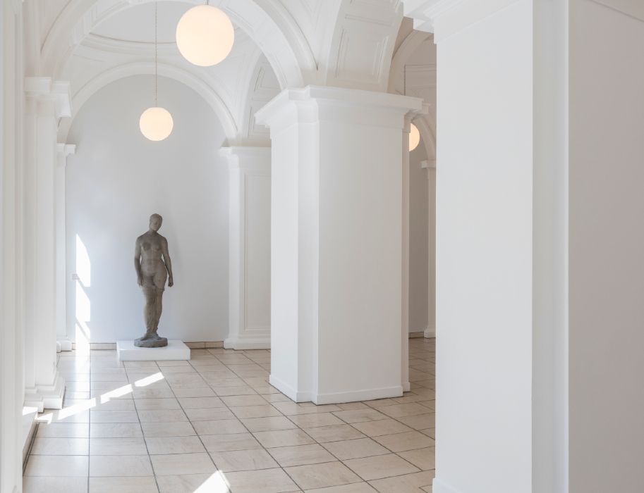 De sculptuur Große Stehende van Wilhelm Lehmbruck is een blikvanger in het Von der Heydt Museum