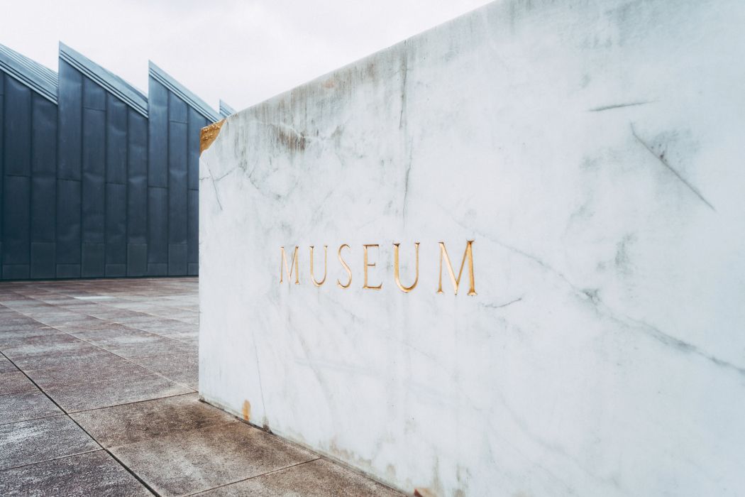 Gouden letters op wit marmer markeren de weg naar de ingang van Museum Abteiberg