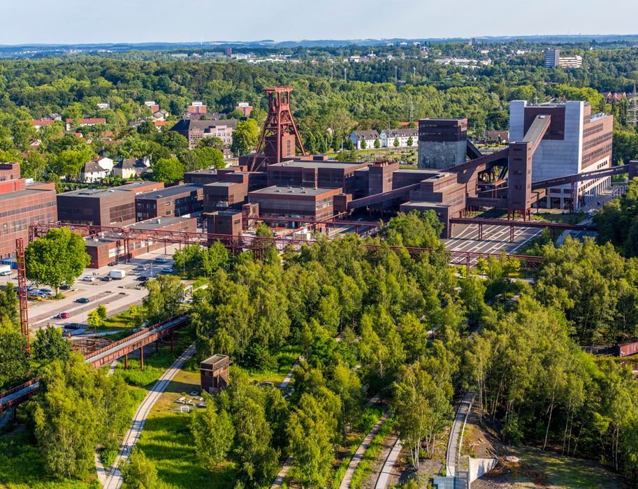 Het terrein van het UNESCO Werelderfgoed Zollverein is uitgestrekt. Tegenwoordig vinden gasten in het noorden van Essen veel groen naast historische mijngebouwen.