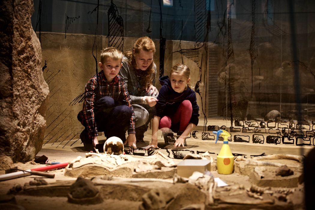 De zoektocht naar aanwijzingen in de geënsceneerde megalithische graftombe is ook iets voor de jongere gasten van het museum