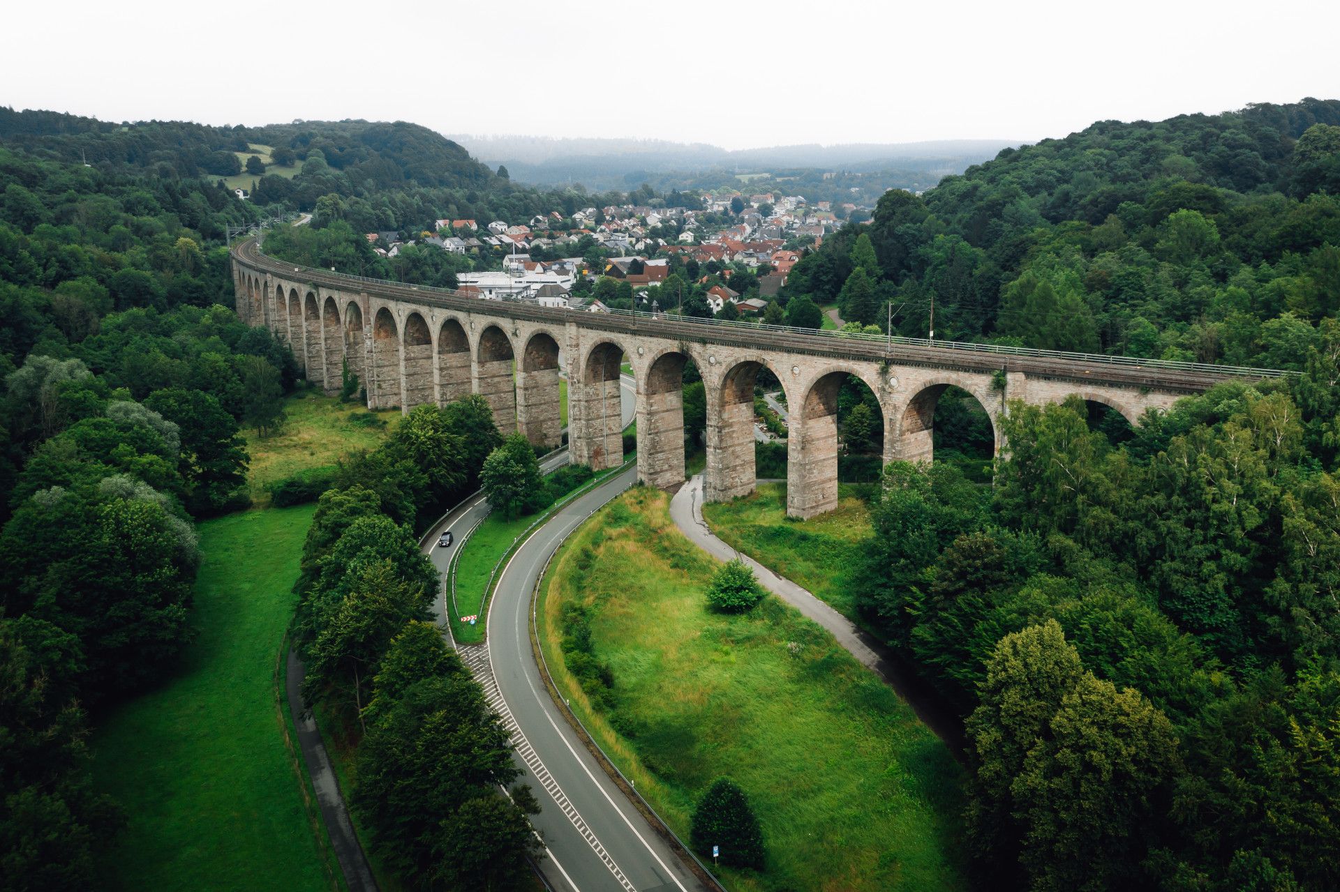 Viaduct met bomen bij Altenbecken