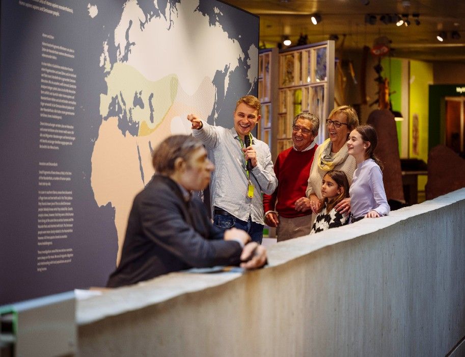 Tijdens rondleidingen door de permanente tentoonstelling beantwoorden gidsen ook vragen van bezoekers