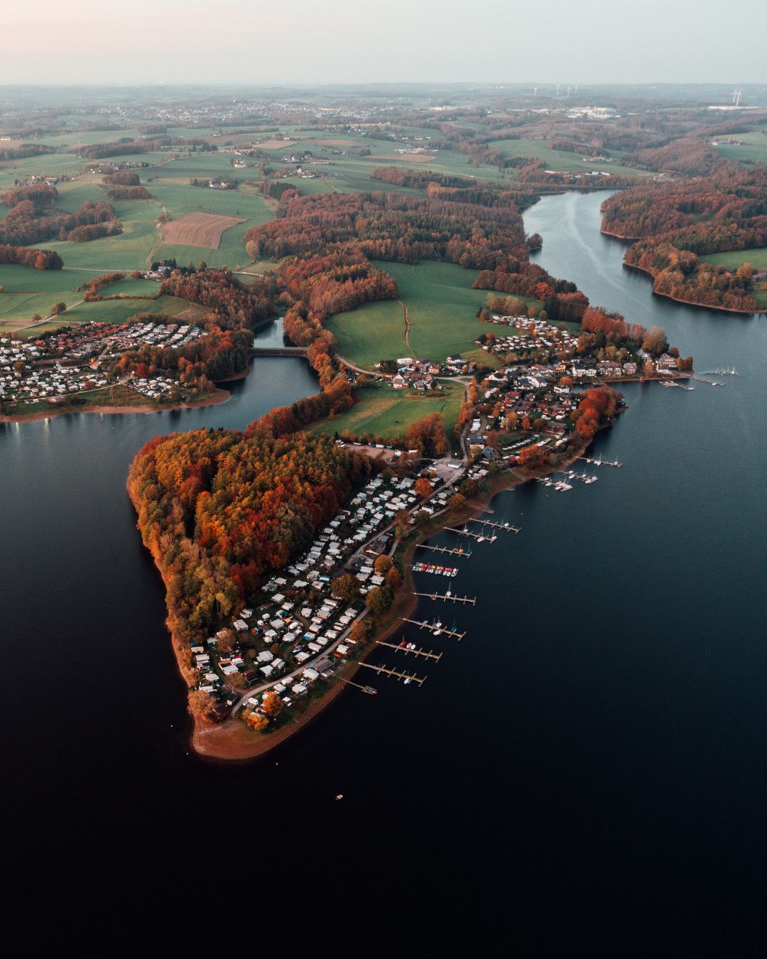 Luchtfoto van de Bevertalsperre in het Bergisches Land