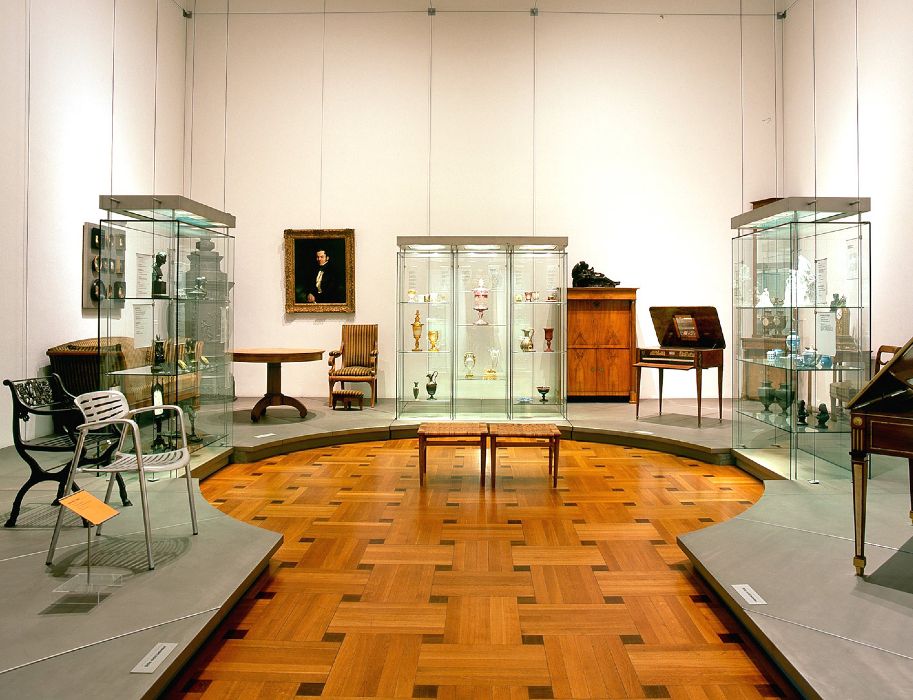 Een zaal in de historische collectie toont schatten uit verschillende eeuwen